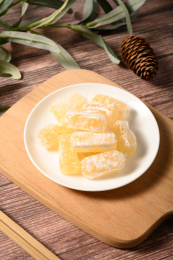 桌面上的盘子里的甜蜜可口的高粱饴糖