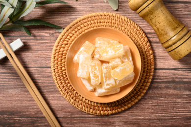 桌面上的盘子里的甜蜜可口的高粱饴糖
