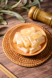 桌面上的盘子里的甜蜜可口的高粱饴糖