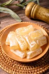 桌面上的盘子里的甜蜜可口的高粱饴糖