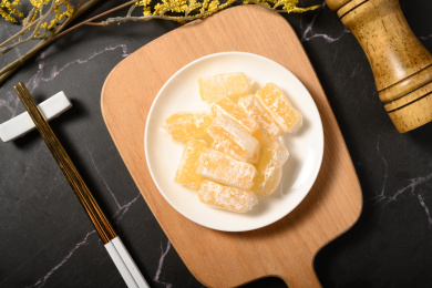 桌面上的盘子里的甜蜜可口的高粱饴糖