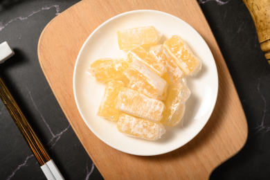 桌面上的盘子里的甜蜜可口的高粱饴糖