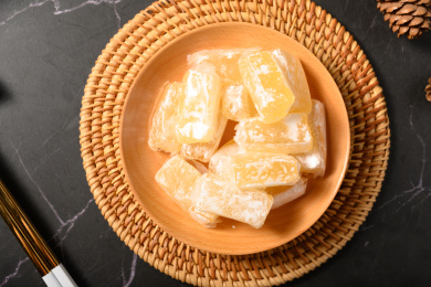 桌面上的盘子里的甜蜜可口的高粱饴糖