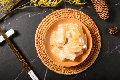 桌面上的盘子里的甜蜜可口的高粱饴糖