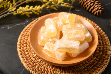 桌面上的盘子里的甜蜜可口的高粱饴糖