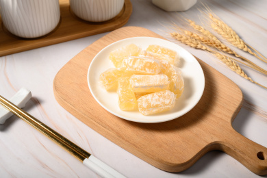 桌面上的盘子里的甜蜜可口的高粱饴糖