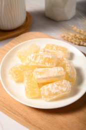 桌面上的盘子里的甜蜜可口的高粱饴糖