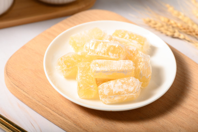 桌面上的盘子里的甜蜜可口的高粱饴糖