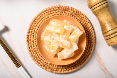 桌面上的盘子里的甜蜜可口的高粱饴糖