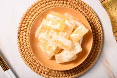 桌面上的盘子里的甜蜜可口的高粱饴糖