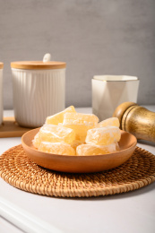 桌面上的盘子里的甜蜜可口的高粱饴糖