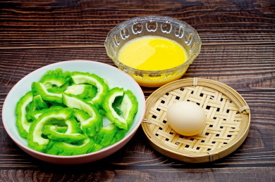 木桌背景中的苦瓜炒蛋食材