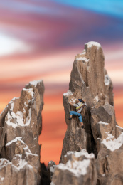 正在攀岩雪山的人