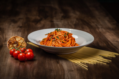 棕色木纹桌上放着一盘意大利面