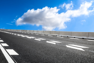 亚洲夏季空的沥青道路和天空背景景观