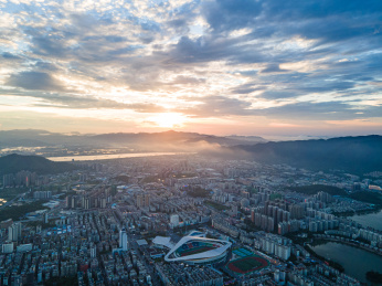 航拍广东省肇庆市城市风光天际线