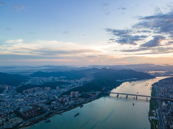 航拍广东省肇庆市城市风光天际线