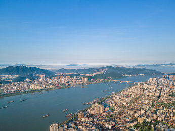 航拍广东省肇庆市城市风光天际线