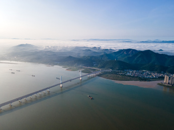 航拍广东省肇庆市阅江大桥