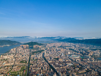 航拍广东省肇庆市城市风光天际线