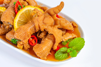 白底上的一盘柠檬酸辣凤爪