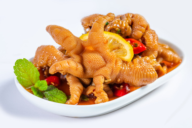 白底上的一盘柠檬酸辣凤爪