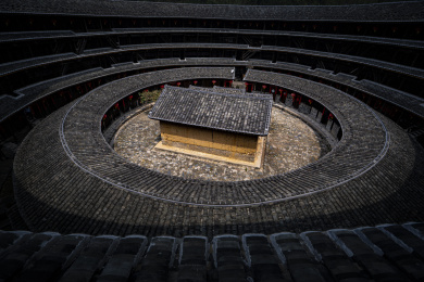 中国福建永定圆形土楼层叠的瓦片及中间小屋