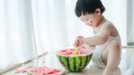 吃西瓜的宝宝