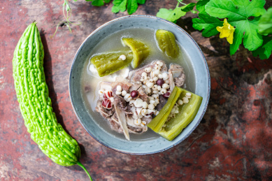 夏季去湿汤薏米苦瓜猪骨汤