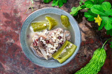 夏季去湿汤薏米苦瓜猪骨汤