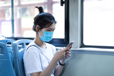 女士戴口罩乘公共汽车