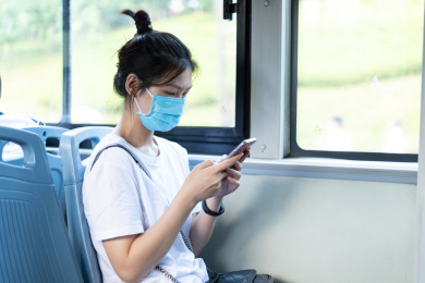 女士戴口罩乘公共汽车