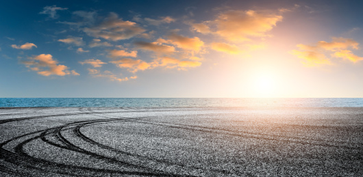 亚洲夏季日落时空的沥青道路和水面天空