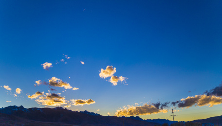 蓝天白云下的落日余晖
