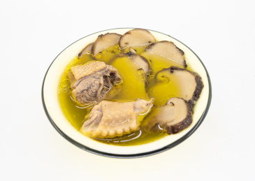 白色背景瓷碗里乘的松茸炖鸡汤