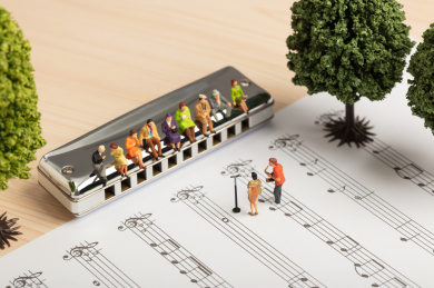 微缩创意音符音乐演奏表演口琴上的听众人群