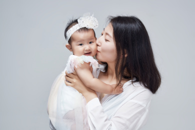 妈妈陪伴宝宝快乐的玩耍