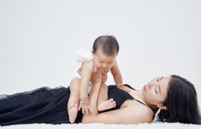 妈妈陪伴宝宝快乐的玩耍