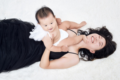 妈妈陪伴宝宝快乐的玩耍