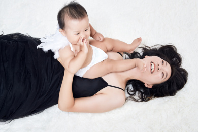 妈妈陪伴宝宝快乐的玩耍