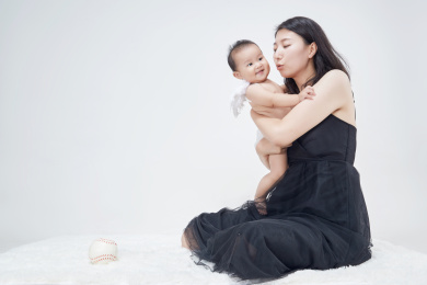 妈妈陪伴宝宝快乐的玩耍