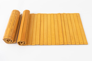 白色背景中的中国古代竹简