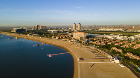 中国天津东疆港景区内的别墅区海景房航拍图