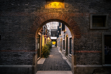 中国上海石库门老建筑夜景