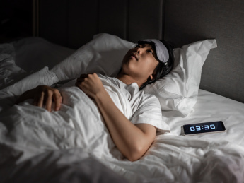 年轻男子凌晨在床上失眠睡不着