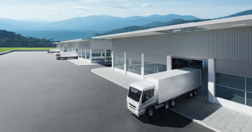 新工厂与货运柜车