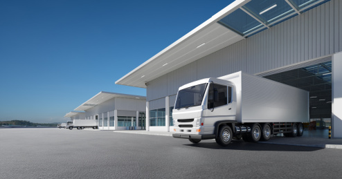 新工厂与货运柜车