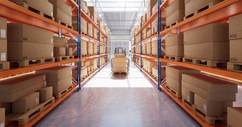 有高架子和货物的仓库