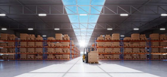 有高架子和货物的仓库