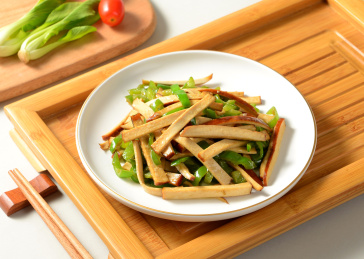 餐具里摆放的中餐青椒炒豆干